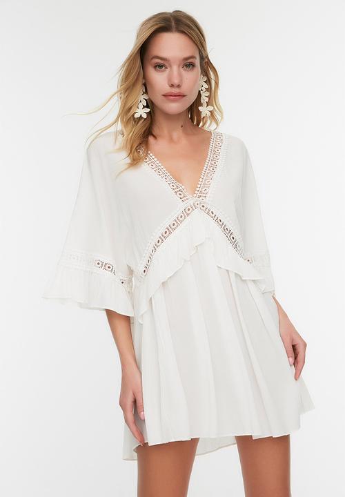 Trendyol - Mini ruffle v-neck beach dress - white