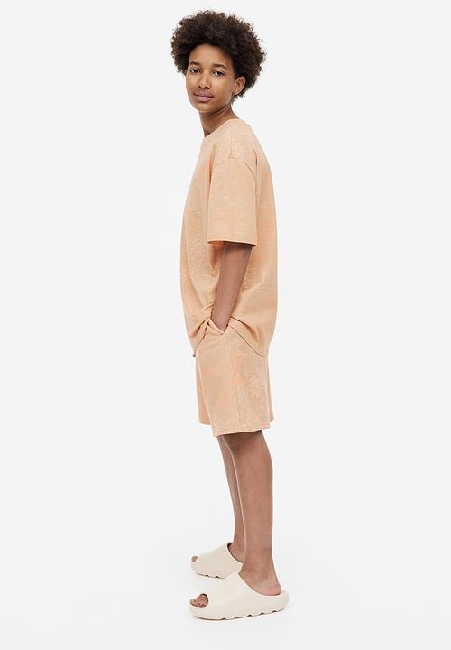 H&M - Patterned sweatshorts - beige patterned 
