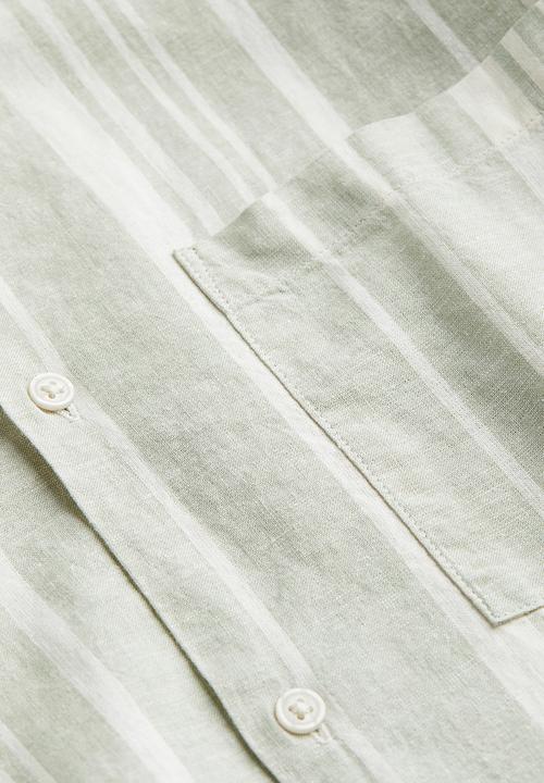 H&M - Regular fit linen-blend shirt - dusty green & white striped 