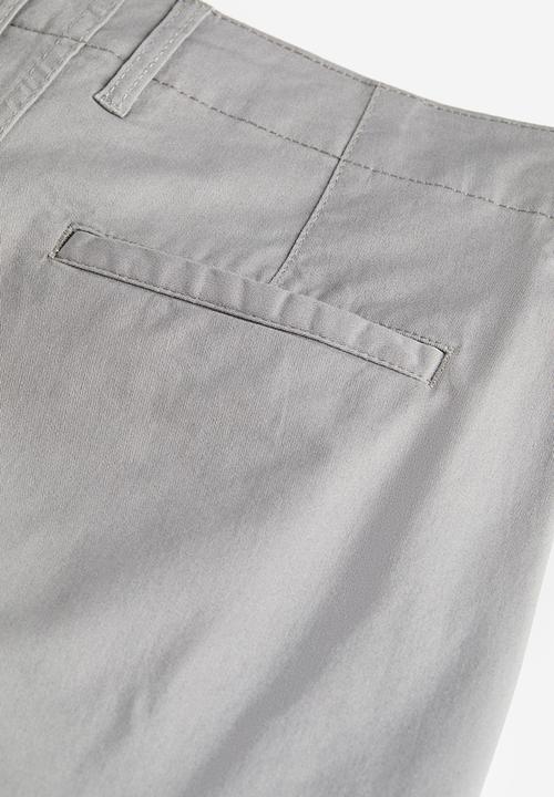 H&M - Regular fit chino shorts - grey