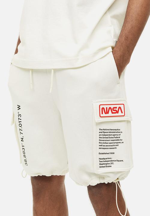 H&M - Printed sweatshirt shorts - cream nasa