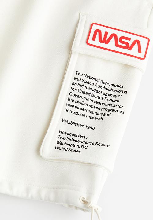 H&M - Printed sweatshirt shorts - cream nasa