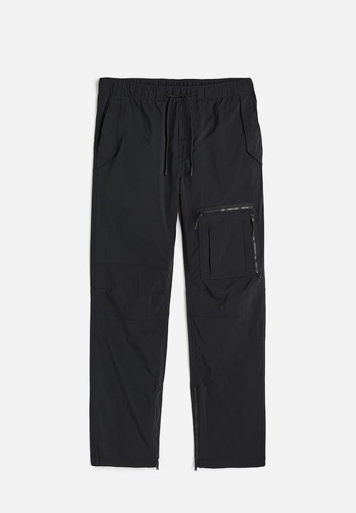 H&M - Regular fit nylon cargo trousers - black