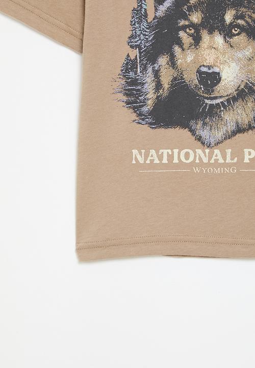 Cotton On - Jonny short sleeve print tee - taupy brown/yellowstone wolf