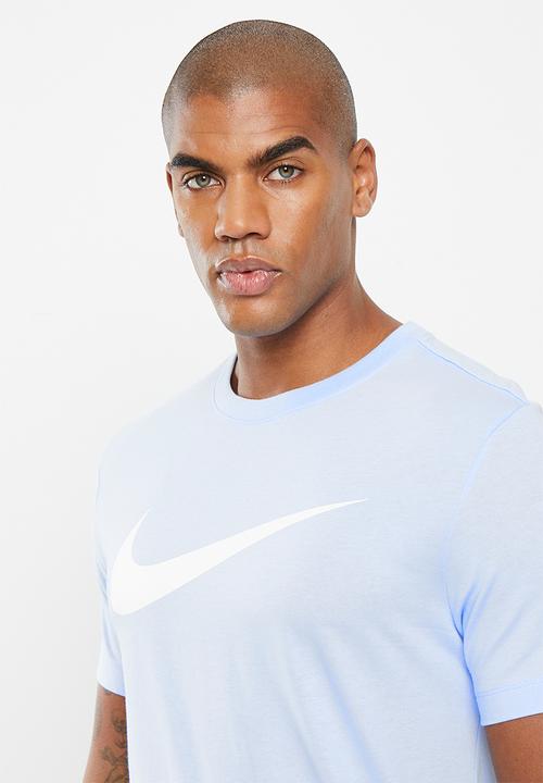 Nike - Nsw tee good chest swsh fs - light marine/white