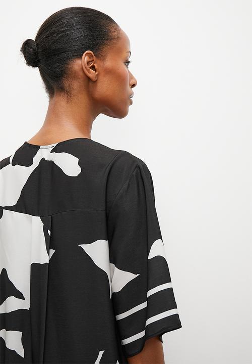 edit - Printed v neck shift dress - black floral