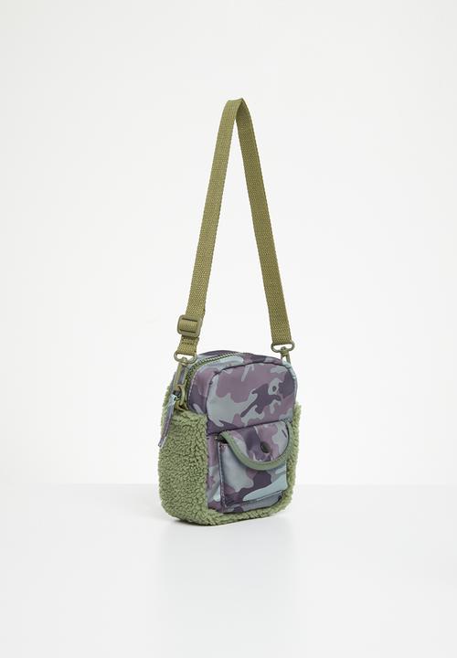 Cotton On - Teddy cross body bag - swag green & camo