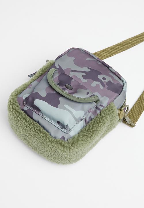 Cotton On - Teddy cross body bag - swag green & camo