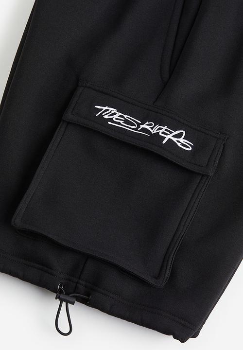 H&M - Relaxed fit printed cargo sweatshorts - black