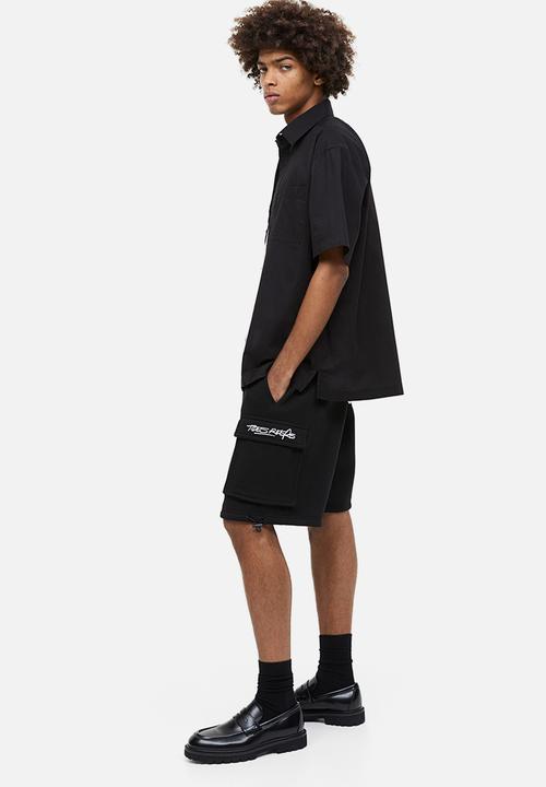 H&M - Relaxed fit printed cargo sweatshorts - black