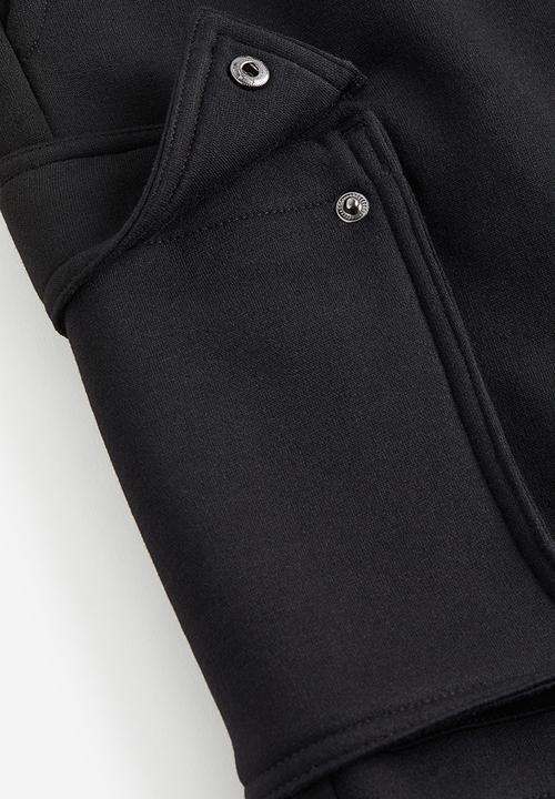 H&M - Relaxed fit printed cargo sweatshorts - black