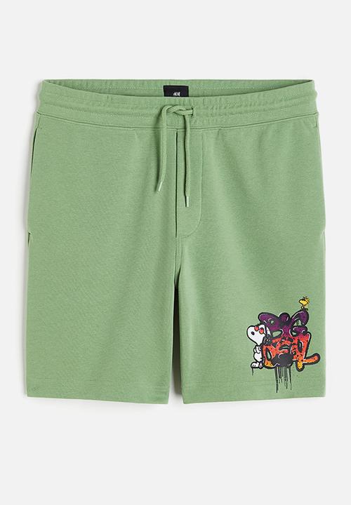 H&M - Regular fit printed sweatshorts - green snoopy 