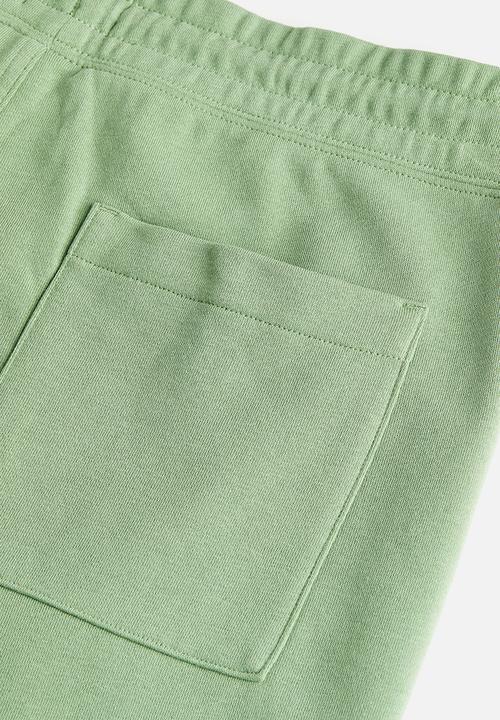 H&M - Regular fit printed sweatshorts - green snoopy 