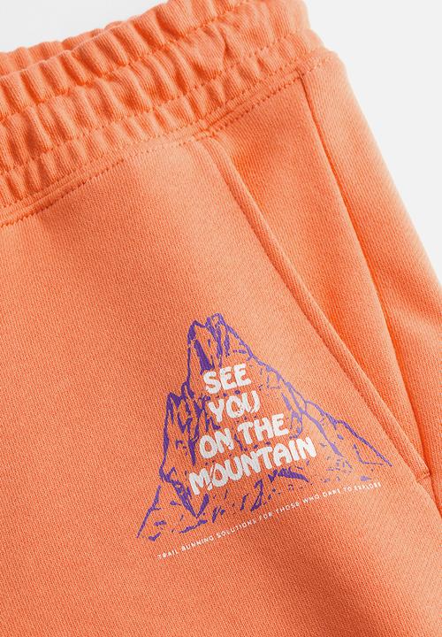 H&M - Relaxed fit printed sweatshorts - orange mountain