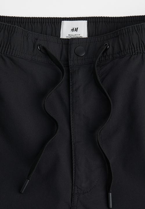 H&M - Regular fit knee-length cargo shorts - black
