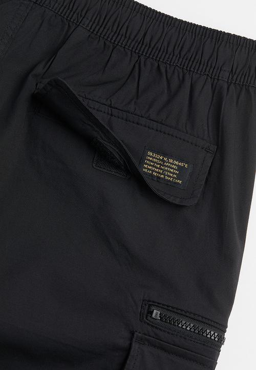 H&M - Regular fit knee-length cargo shorts - black