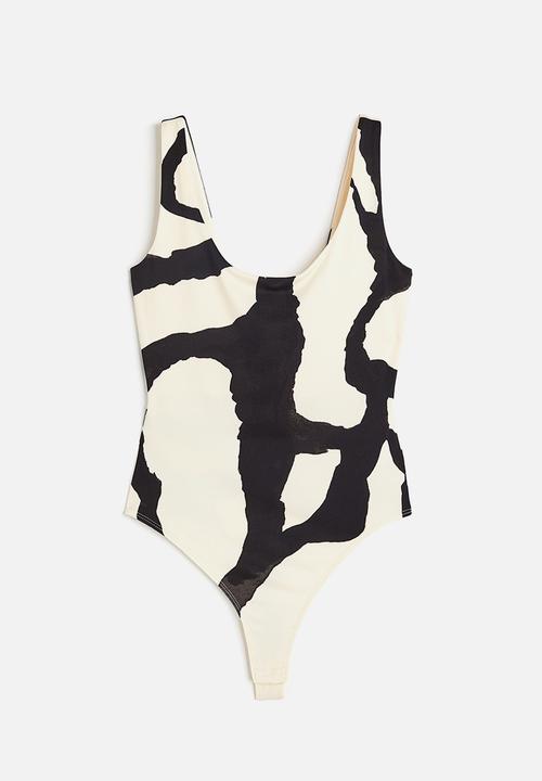 H&M - Textured body - white patterned