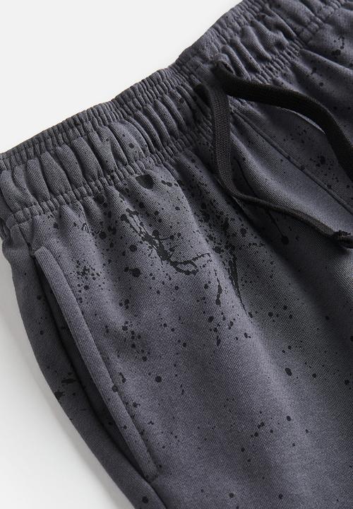 H&M - Printed sweatshorts - dark grey & splatter print 