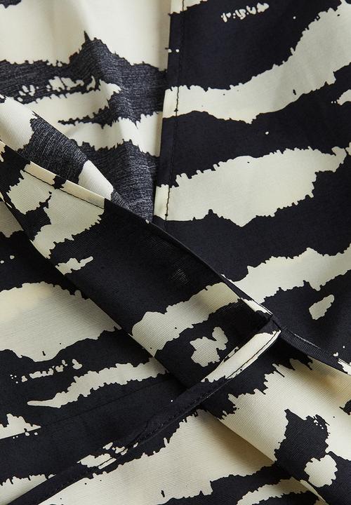 H&M - Collared wrap dress - black tiger striped 