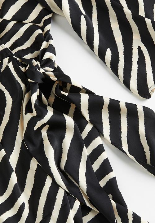 H&M - Satin wrap dress - black zebra print