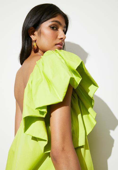 VELVET - Statement trapeze maxi with ruffle detail - lime