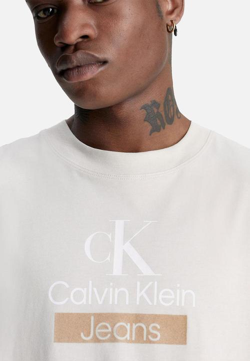 Calvin Klein - Stacked archival tee - eggshell
