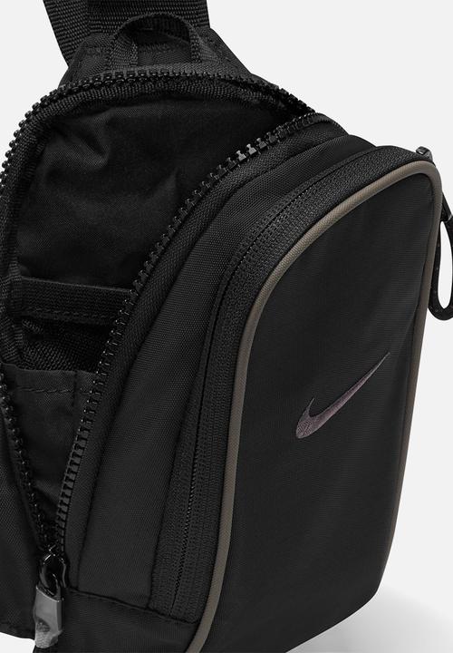 Nike - Nike Sportswear Essentials