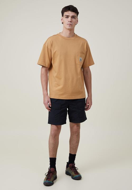 Cotton On - Box fit pocket t-shirt - workmans tan/civic outerwear