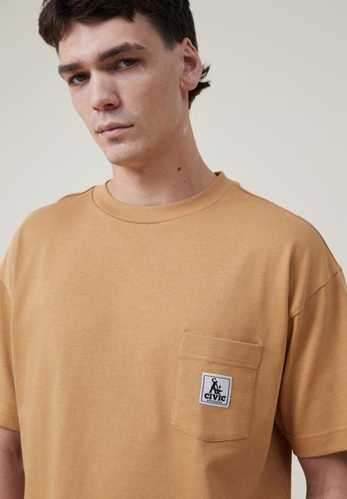 Cotton On - Box fit pocket t-shirt - workmans tan/civic outerwear