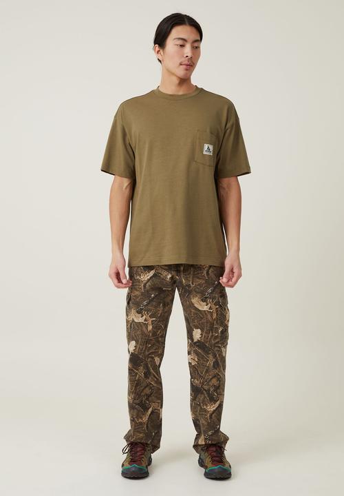 Cotton On - Box fit pocket t-shirt - jungle khaki/civic outerwear