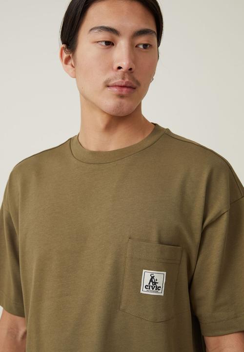 Cotton On - Box fit pocket t-shirt - jungle khaki/civic outerwear
