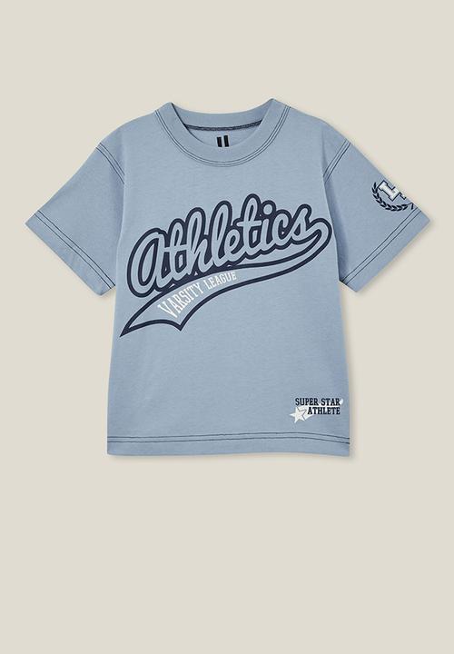 Cotton On - Jonny short sleeve print tee - dusty blue/athletics 12