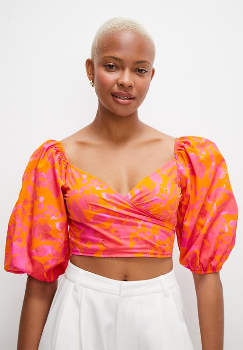 MILLA - Off the shoulder bubble sleeve crop - orange pink shadow flower