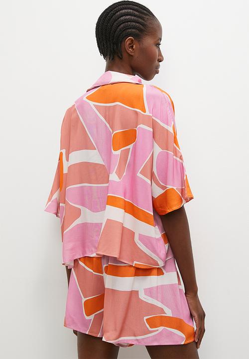 Superbalist - Printed shirt & short set - orange pink abstract