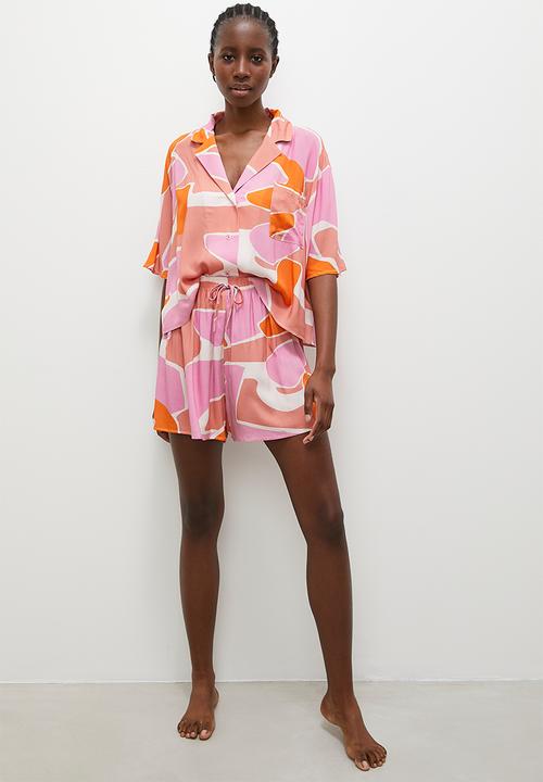 Superbalist - Printed shirt & short set - orange pink abstract