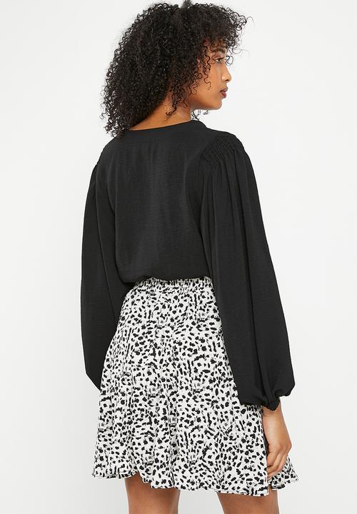 Me&B - Bellow sleeve blouse with shoulder detail - black