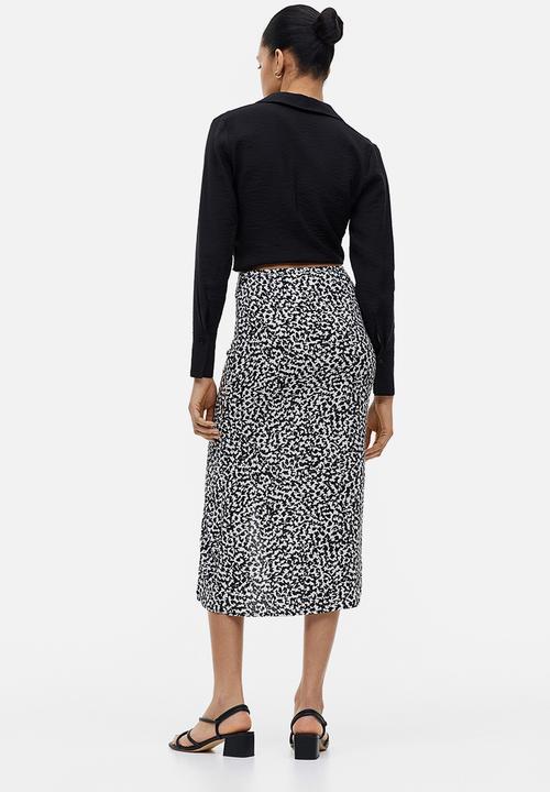 H&M - Crêpe high-slit skirt - cream/black patterned