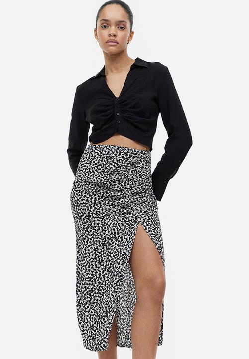 H&M - Crêpe high-slit skirt - cream/black patterned