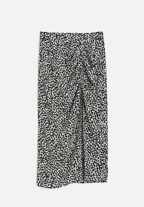 H&M - Crêpe high-slit skirt - cream/black patterned