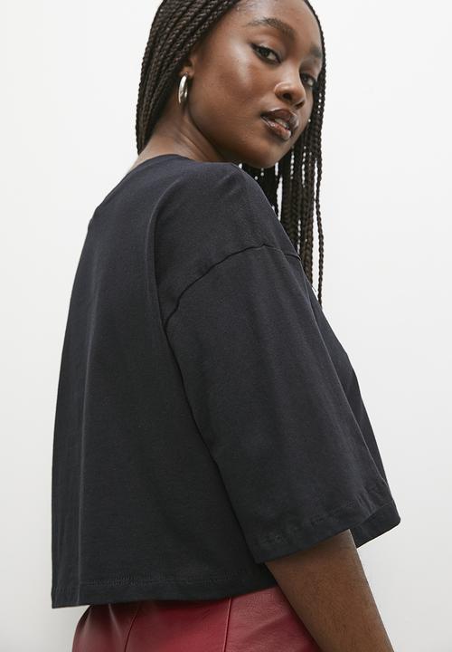 Blake - Cropped boxy graphic tee - black