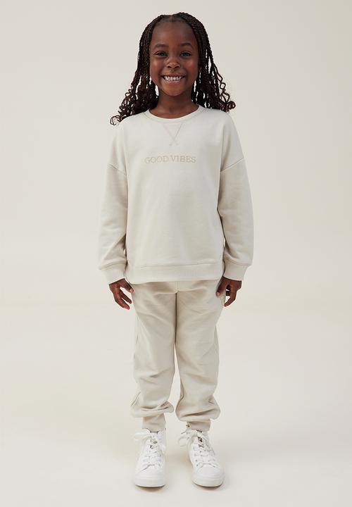 Cotton On - Dora scoop fleece crew - rainy day. good vibes