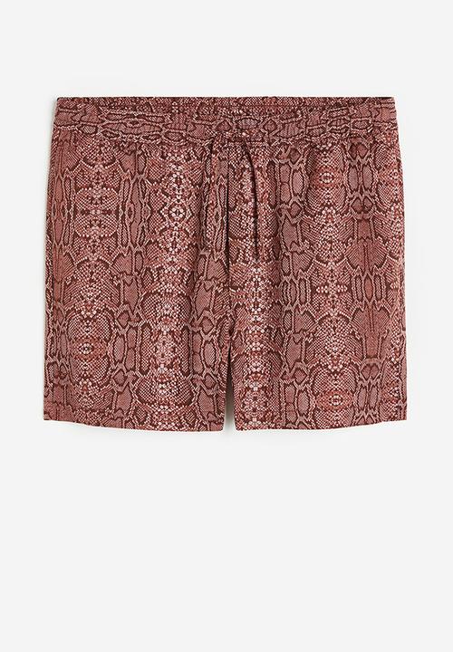 H&M - Regular fit lyocell shorts - dark red snakeskin patterned