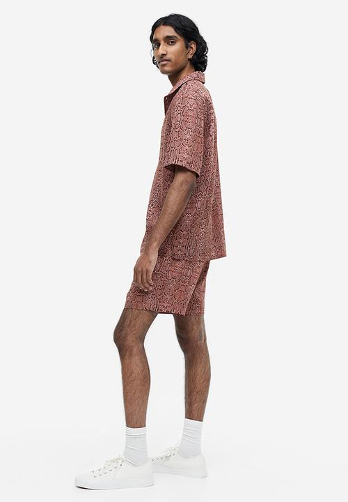 H&M - Regular fit lyocell shorts - dark red snakeskin patterned