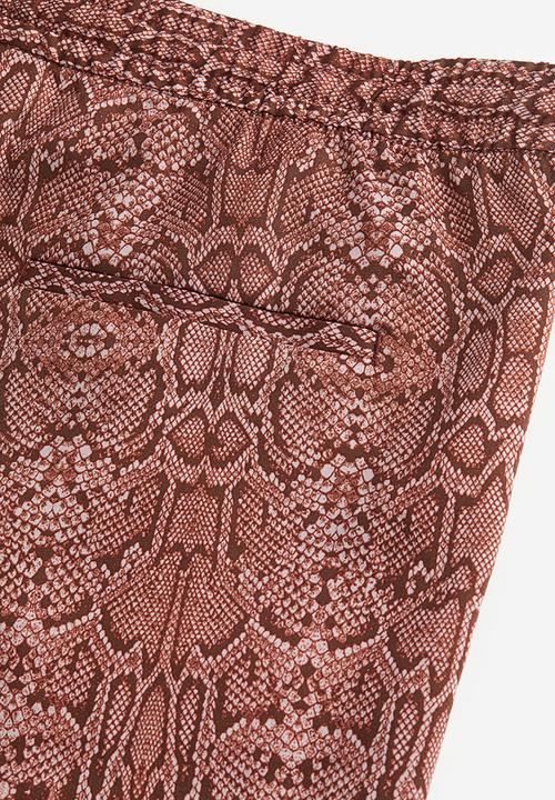 H&M - Regular fit lyocell shorts - dark red snakeskin patterned