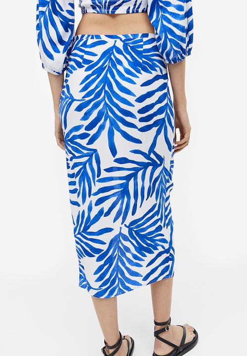 H&M - Crêpe high-slit skirt - white/blue patterned