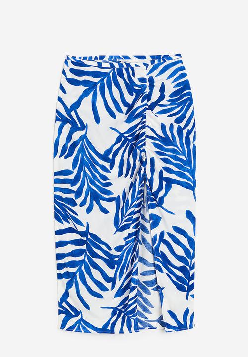 H&M - Crêpe high-slit skirt - white/blue patterned