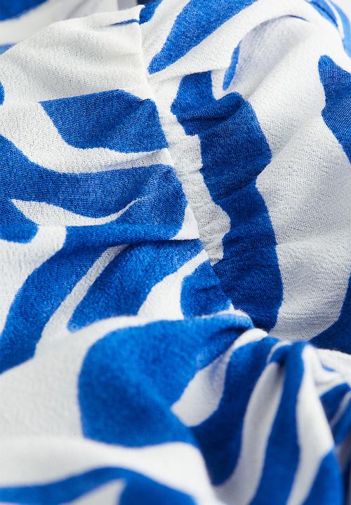 H&M - Crêpe high-slit skirt - white/blue patterned