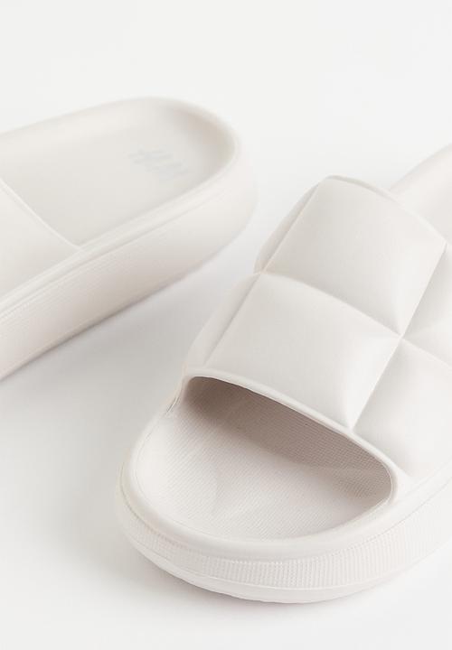 H&M - Quilted pool shoes - cream