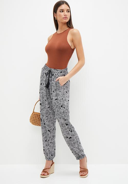 HAILYS - Graphic Print Trousers - Black Diverse