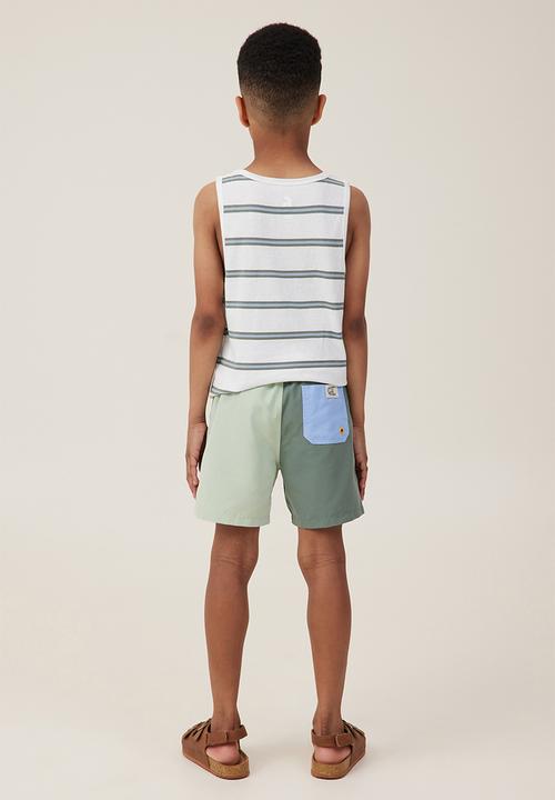 Cotton On - Bailey board short - swag green / gumnut green colour block